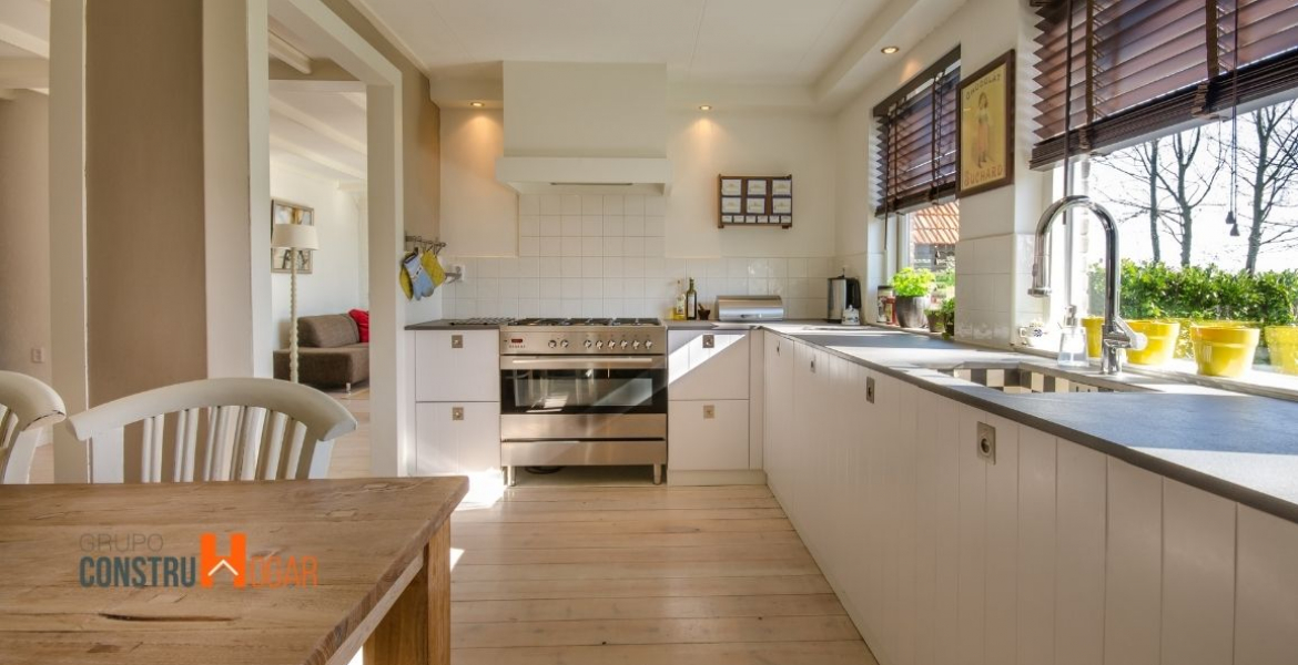 Cocina con gran ventana