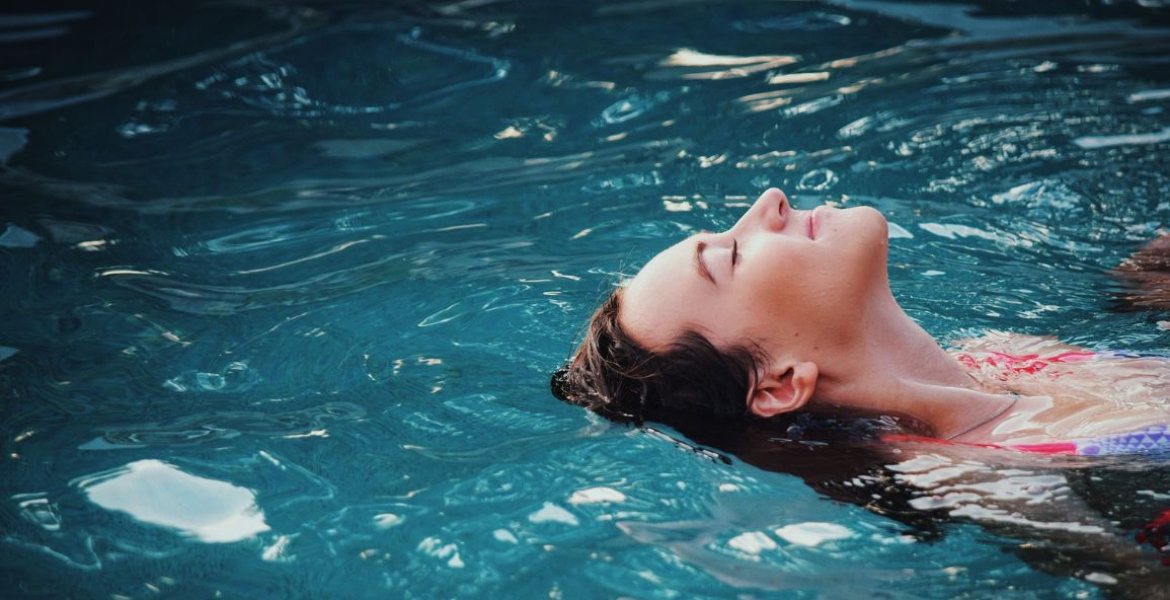 Mujer disfrutando en una piscina