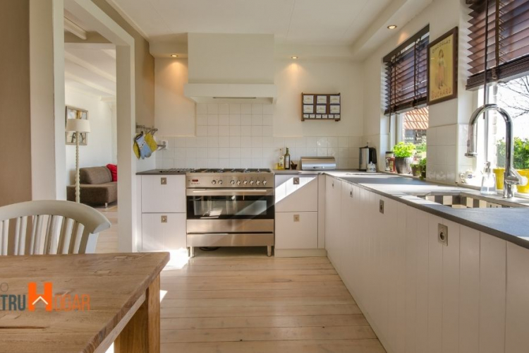 Cocina con gran ventana