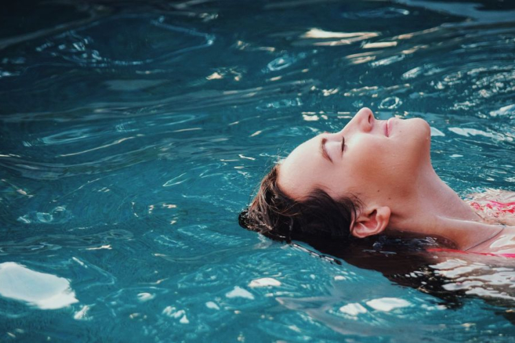 Mujer disfrutando en una piscina
