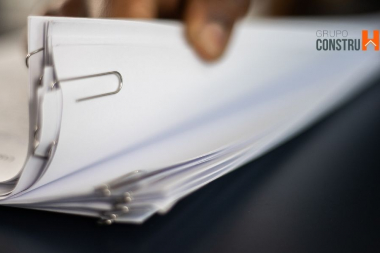 Pila de documentos con un clip